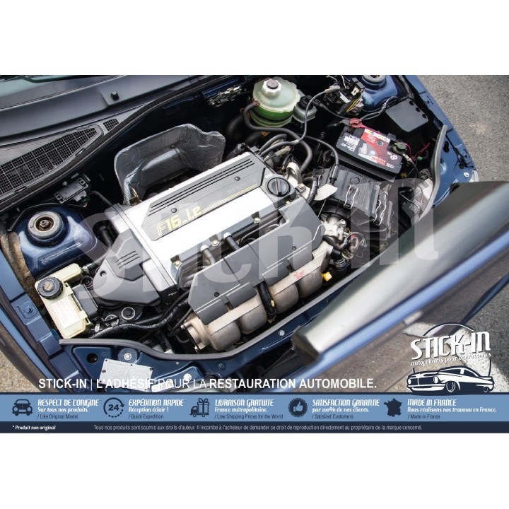 Foto des geöffneten Motorraums mit allen Aufklebern und Dekoren für einen Renault Clio Williams 16S 16V