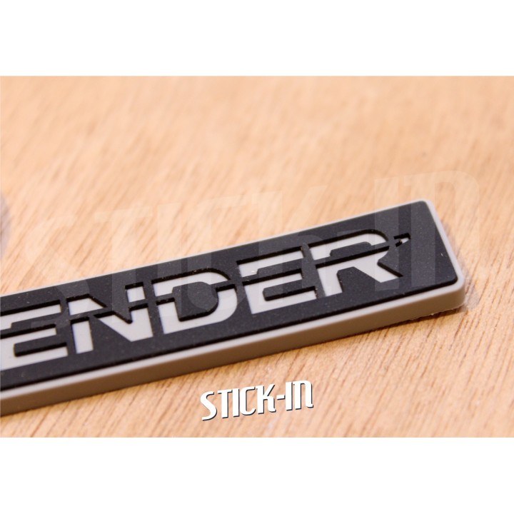 Portachiavi Land Rover Defender, in PVC morbido, con logo monogramma, griglia e cofano.