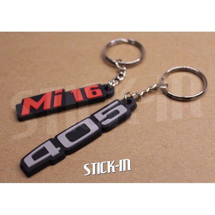 Confezione da 2 portachiavi Peugeot 405, in PVC morbido, con logo monogramma