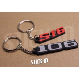 Confezione da 2 portachiavi Peugeot 106 + S16 in PVC morbido con monogrammi e loghi