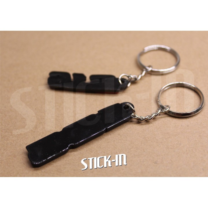 Pack de 2 llaveros Peugeot 106 + S16 de PVC blando con monogramas y logotipos.