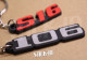2er-Pack Peugeot 106 + S16 Schlüsselanhänger aus weichem PVC mit Monogrammen und Logos
