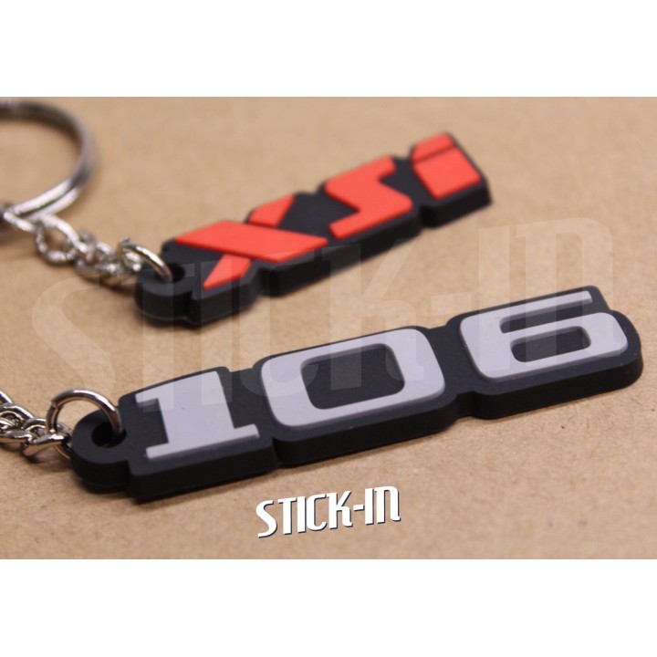 Pack de 2 llaveros Peugeot 106 + XSi de PVC blando con monogramas y logotipos.