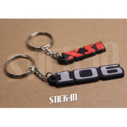Confezione da 2 portachiavi Peugeot 106 + XSi in PVC morbido con monogrammi e loghi