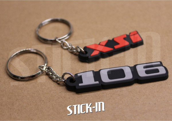 2er-Pack Peugeot 106 + XSi Schlüsselanhänger aus weichem PVC mit Monogrammen und Logos
