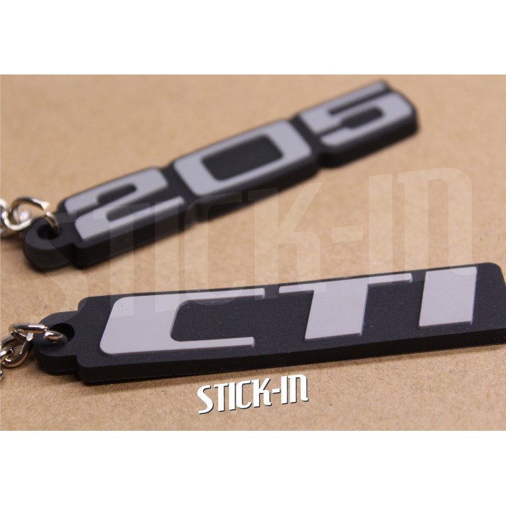 Confezione da 2 portachiavi Peugeot 205 + CTI in PVC morbido con monogrammi e loghi
