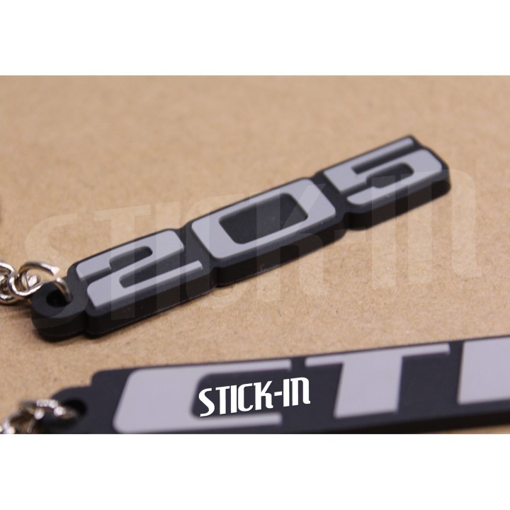 2er-Pack Peugeot 205 + CTI Schlüsselanhänger aus weichem PVC mit Monogrammen und Logos