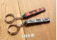 2er-Pack Schlüsselanhänger – Peugeot 205 + GTI – Weiches PVC mit Monogrammen und Logos