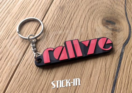 Schlüsselanhänger – Peugeot 205 Rallye 1.3 – Monogramm-Logo aus weichem PVC