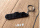 Schlüsselanhänger – Peugeot 205 Rallye 1.3 – Monogramm-Logo aus weichem PVC