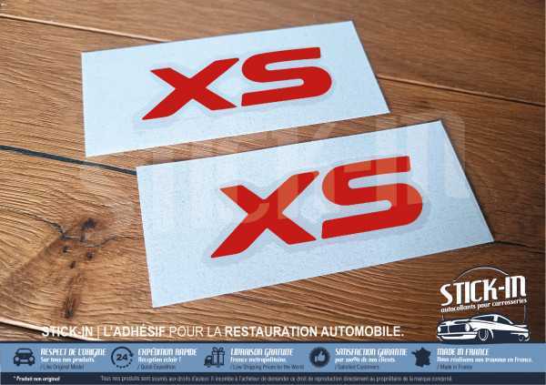 2 pegatinas rojas "XS" Monogramas para Aletas Delanteras - PEUGEOT 106 XS Fase 1 (1993 - 1995)