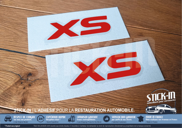 2 rote "XS"-Aufkleber/Monogramme für die vorderen Kotflügel - PEUGEOT 106 XS Phase 1 (1993 - 1995)