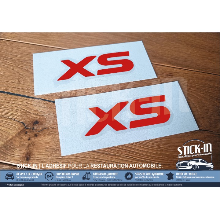 2 adesivi/monogrammi rossi "XS" per parafanghi anteriori - PEUGEOT 106 XS Fase 1 (1993 - 1995)